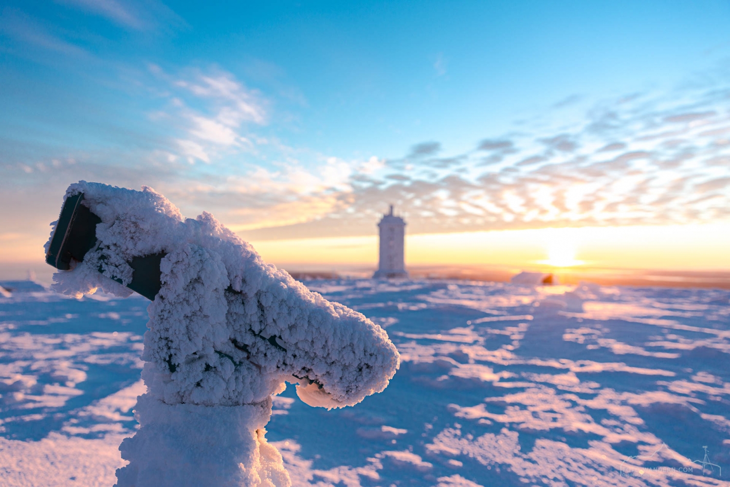 Sonnenaufgang im Winter auf dem Brocken im Harz