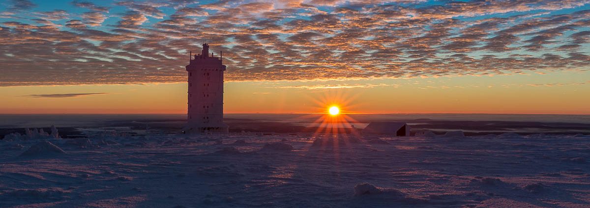 Sonnenaufgang im Winter auf dem Brocken im Harz