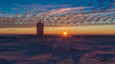 Sonnenaufgang im Winter auf dem Brocken im Harz