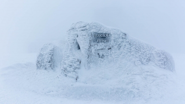 Gipfelstein auf Brocken im Winter