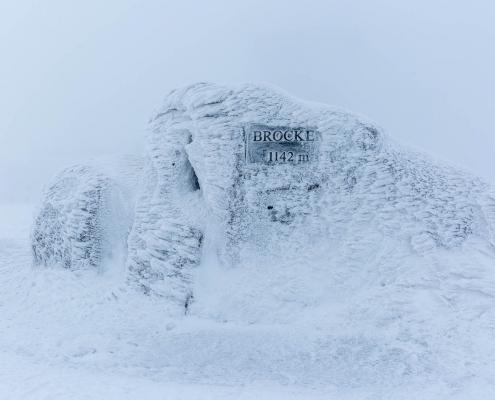 Gipfelstein auf Brocken im Winter