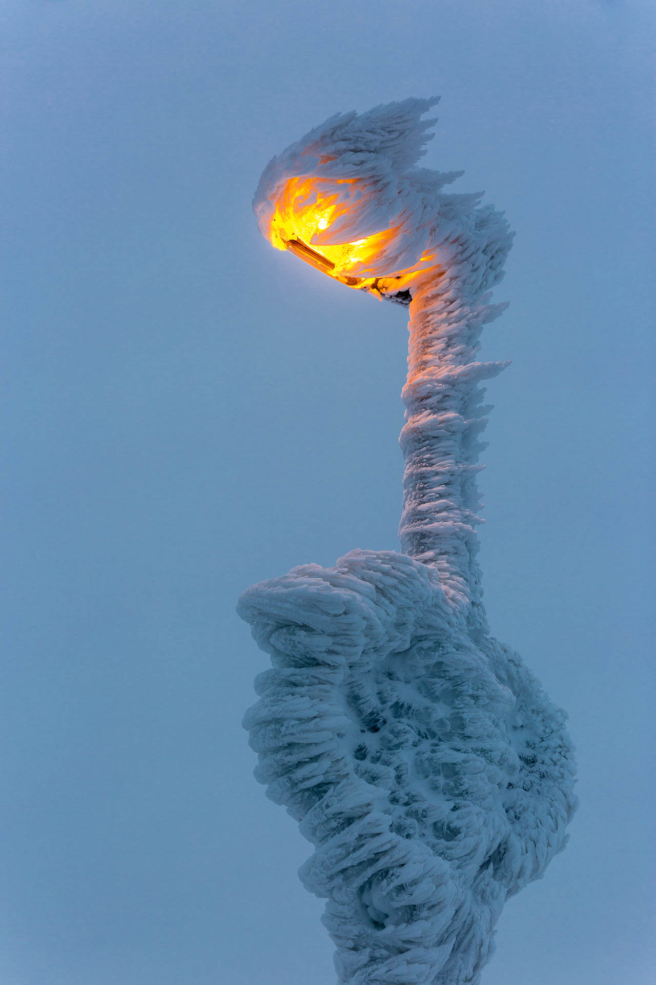 Straßenlaterne im Winter auf dem Brocken im Harz