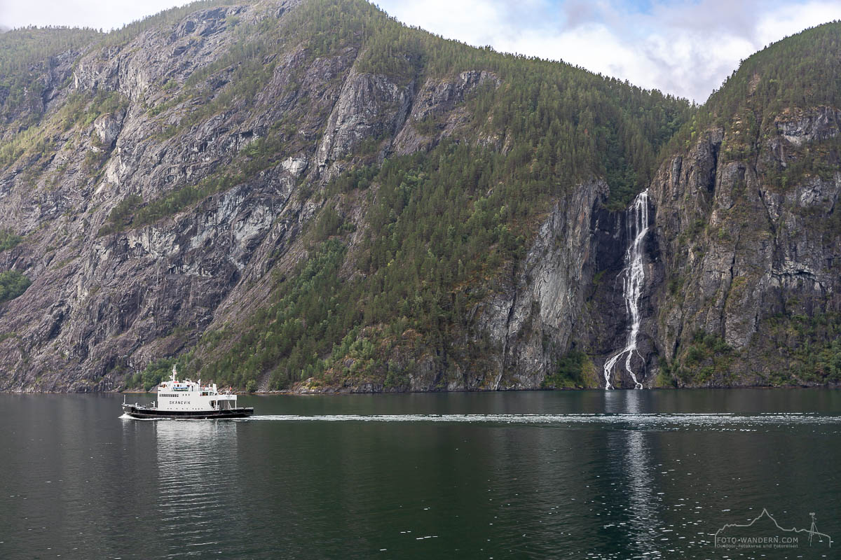 Von Gudvangen nach Kaupanger mit der Postfähre über den Naerofjord und Songnefjord, Norwegen
