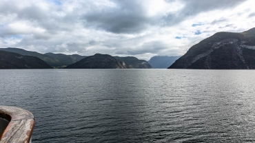 Von Gudvangen nach Kaupanger mit der Postfähre über den Naerofjord und Songnefjord, Norwegen