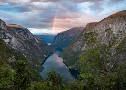 Regenbogen über dem Naerofjord in Norwegen