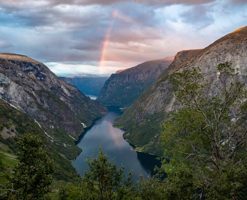 Regenbogen über dem Naerofjord in Norwegen