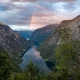 Regenbogen über dem Naerofjord in Norwegen