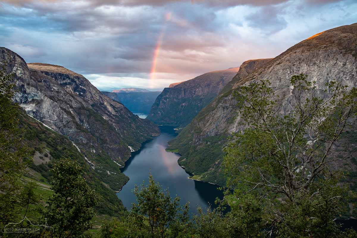 Regenbogen über dem Naerofjord in Norwegen
