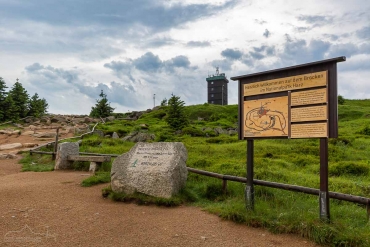 Sonnenuntergang und Blaue Stunde auf dem Brocken im Harz