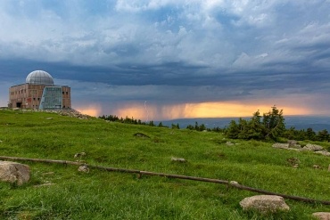 Sonnenuntergang und Blaue Stunde auf dem Brocken im Harz