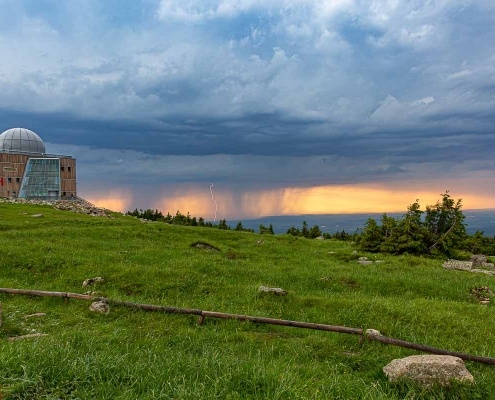 Sonnenuntergang und Blaue Stunde auf dem Brocken im Harz