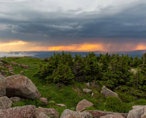 Sonnenuntergang und Blaue Stunde auf dem Brocken im Harz