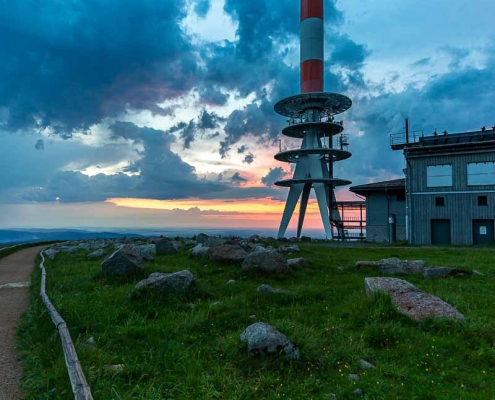 Sonnenuntergang und Blaue Stunde auf dem Brocken im Harz