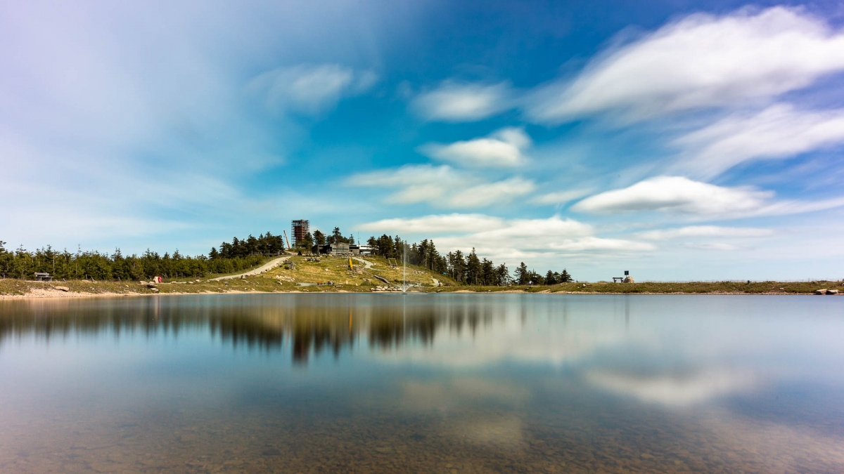 Wurmberg im Harz mit Speichersee im Sommer