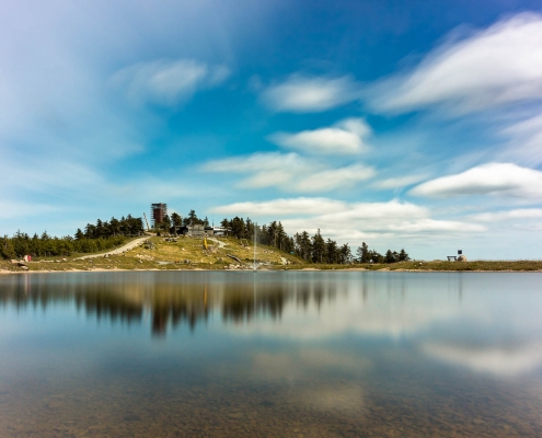 Wurmberg im Harz mit Speichersee im Sommer