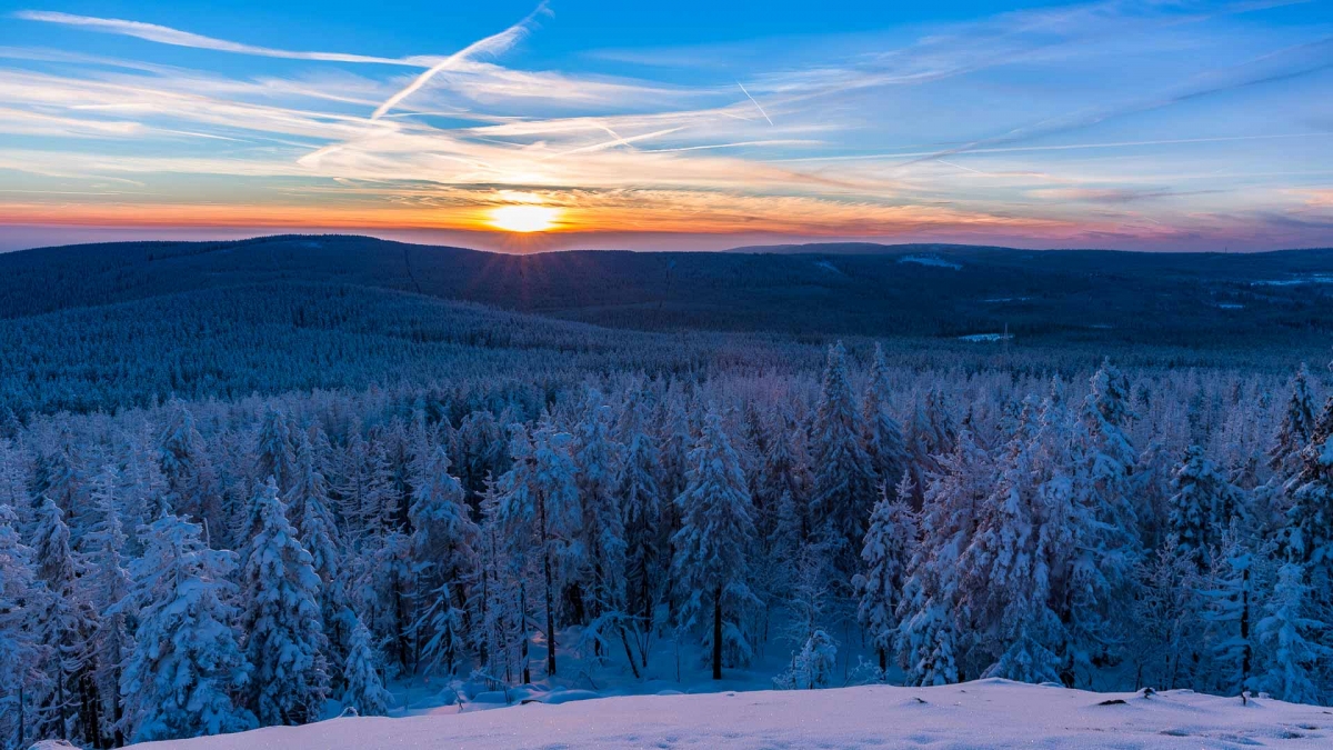Winterwandern mit Sonnenuntergang im Harz