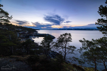 Blaue Stunde am Trondheimfjord, Norwegen