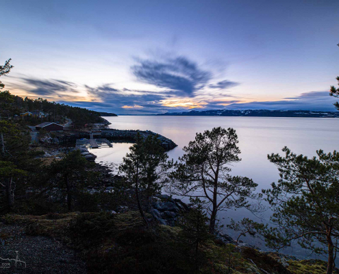 Blaue Stunde am Trondheimfjord, Norwegen