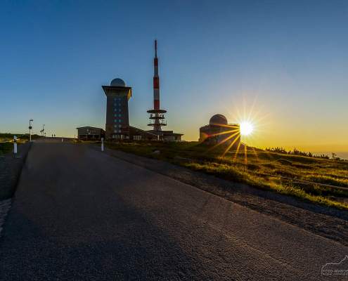 Sonnenuntergang und Blaue Stunde auf dem Brocken im Harz