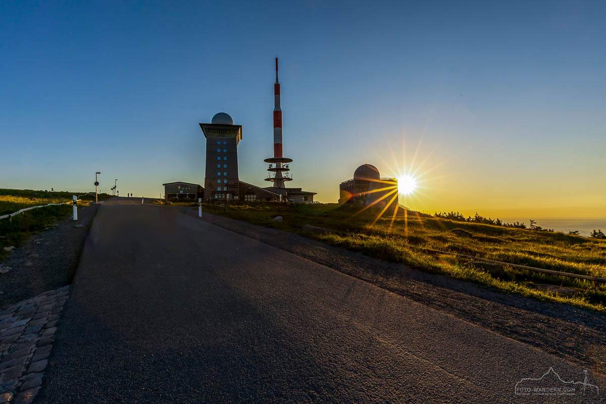 Sonnenuntergang und Blaue Stunde auf dem Brocken im Harz