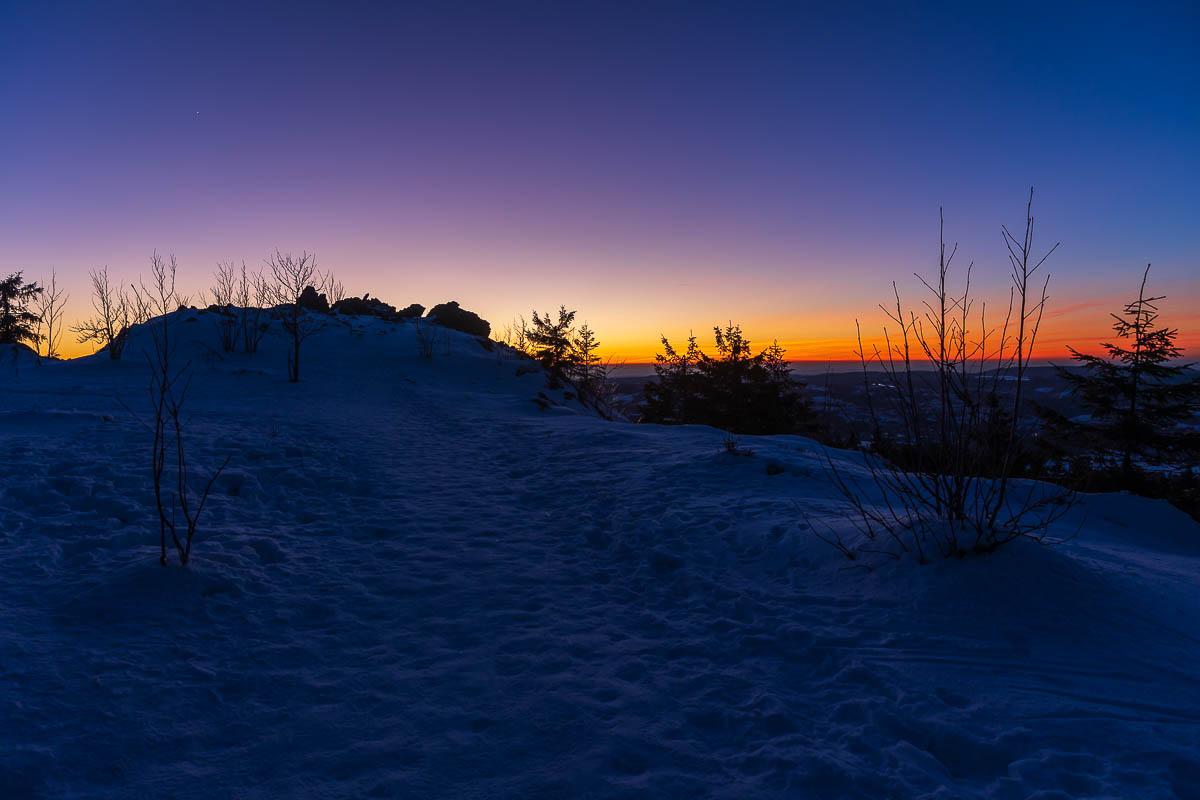 Blaue Stunde auf der Wolfswarte im Nationalpark Harz