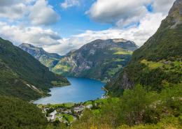 Blick auf Geiranger und dem Geirangerfjord - Fotoreise Norwegen