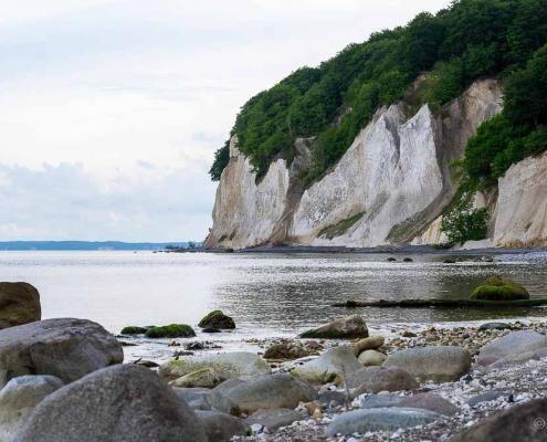 Steilküste mit glatten Steinen davor- Fotoreise Ostseeinsel Rügen