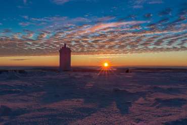 Sonnenaufgang im Winter auf dem Brocken im Harz