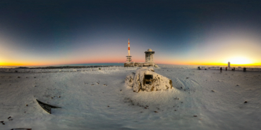 Auf dem Brocken kurz vor Sonnenaufgang - 360°-Ansicht