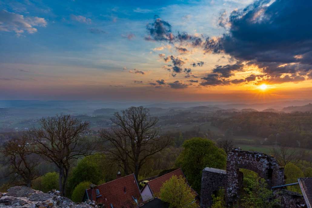 Fotokurs zum Sonnenuntergang und der Blauen Stunde auf der Burgruine Hohnstein im Naturpark Südharz Fotokurs zum Sonnenuntergang und der Blauen Stunde auf der Burgruine Hohnstein im Naturpark Südharz
